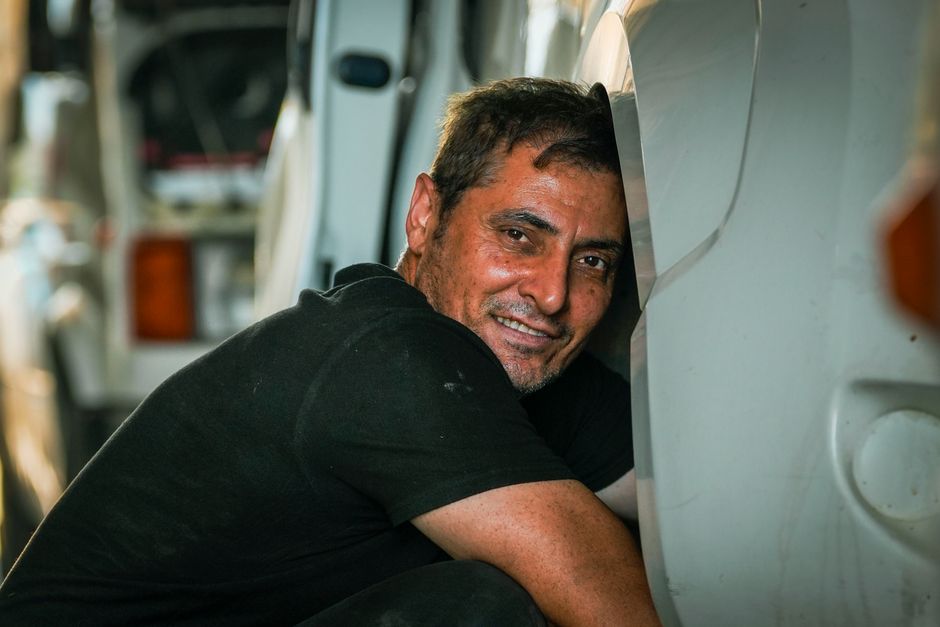 Ramiro Zamudio, fundador de Llantivo, trabajando en el taller